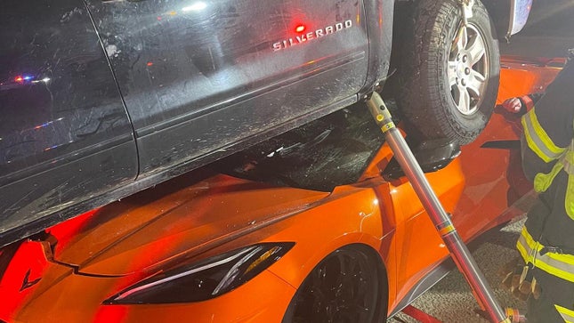 Ein schwarzer Chevy Silverado klebte auf einer orangefarbenen Corvette